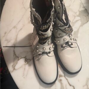 Zara white moto boots w chain detail NWT/41